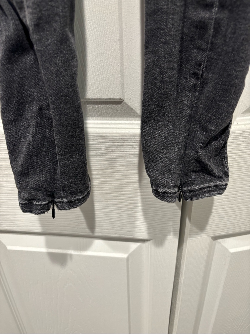 Good American Black Wash Skinny Jeans - Picture 4 of 5